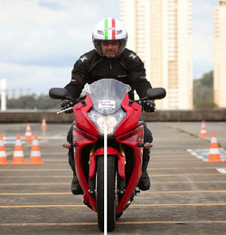 Como entender a frenagem de motocicletas 17511019_d5yT2